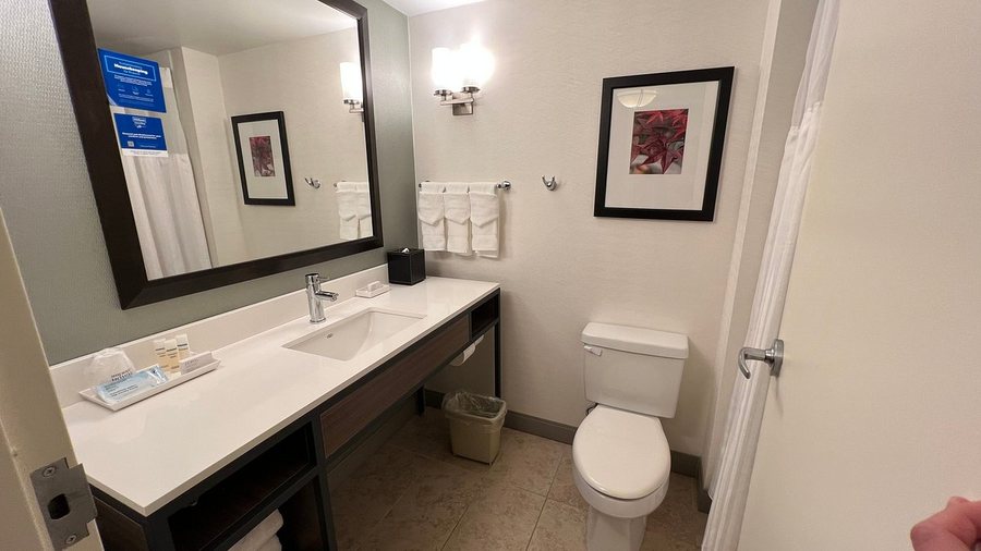 Radisson Hotel Providence Airport — Bathroom