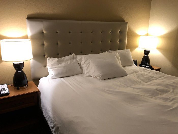 Radisson Hotel Rochester Airport — Guest room