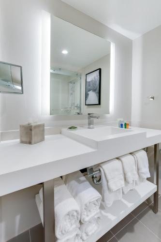 Radisson Hotel Salt Lake City Airport — Bathroom