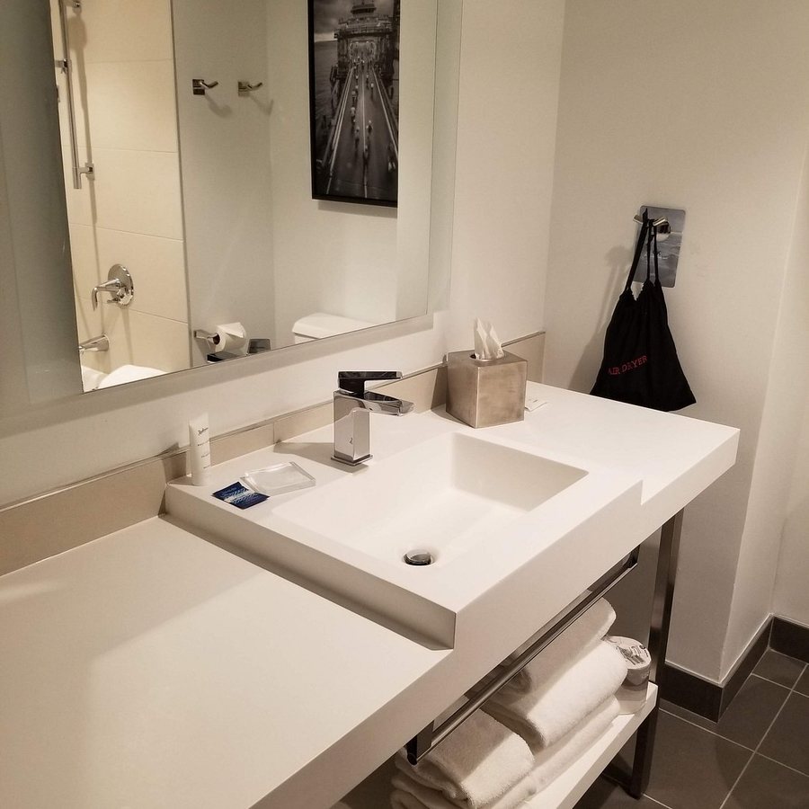 Radisson Hotel Seattle Airport — Bathroom