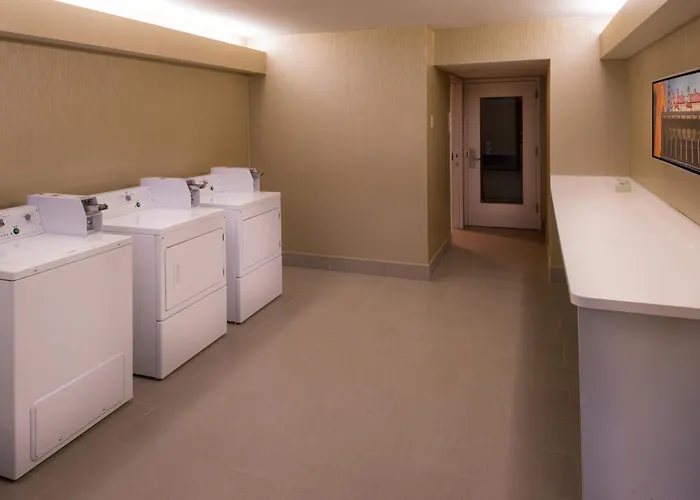 Radisson Hotel St Louis Downtown Convention Center — Bathroom