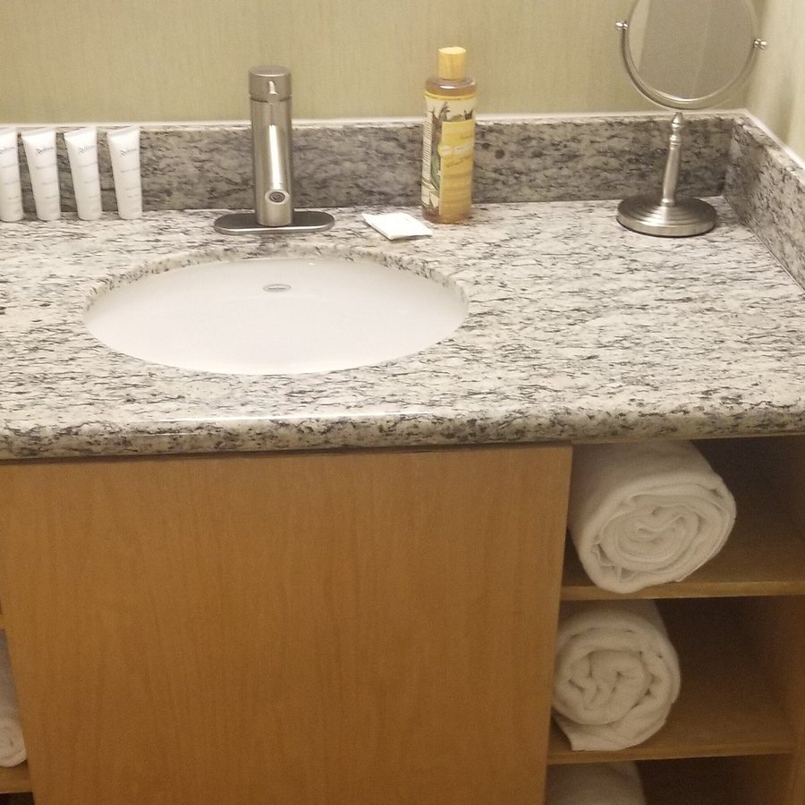 Radisson Hotel Yuma — Bathroom