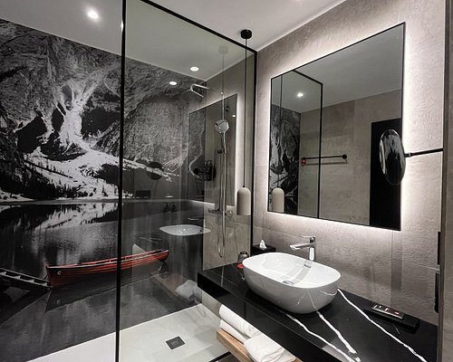 Radisson Red Madrid — Bathroom