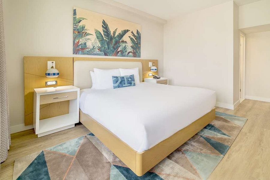 Radisson RED Miami Airport Miami Florida — Guest room