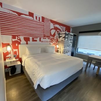 Radisson Red Minneapolis Downtown — Guest room