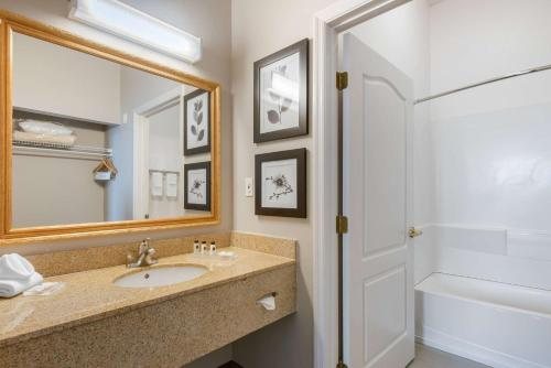 Radisson Resort at the Port — Bathroom
