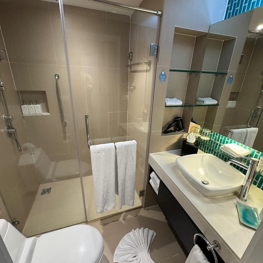 Radisson Resort Suites Phuket — Bathroom