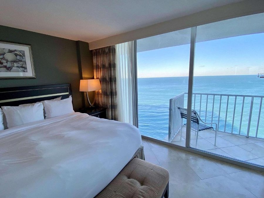 Radisson Suite Hotel Oceanfront Melbourne Brevard County Florida — Guest room