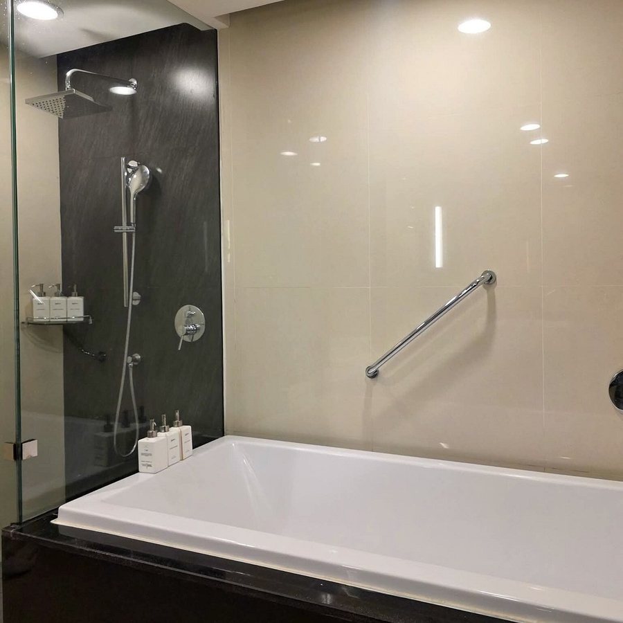 Radisson Suites Bangkok Sukhumvit — Bathroom