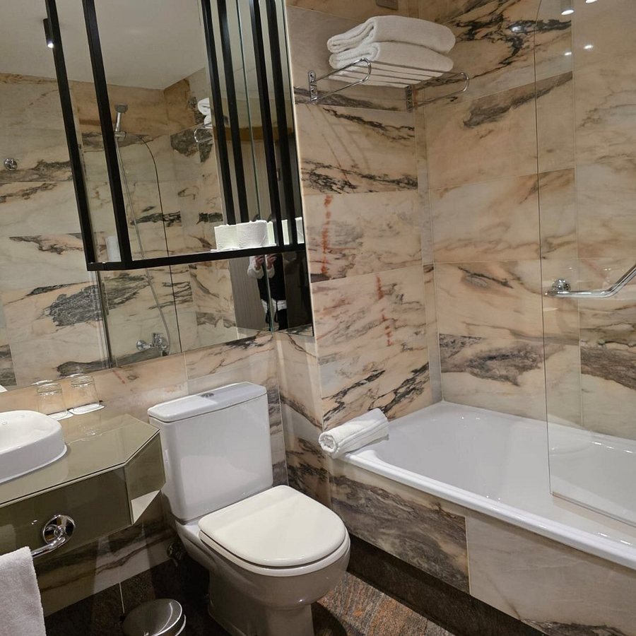 Rafaelhoteles Atocha — Bathroom