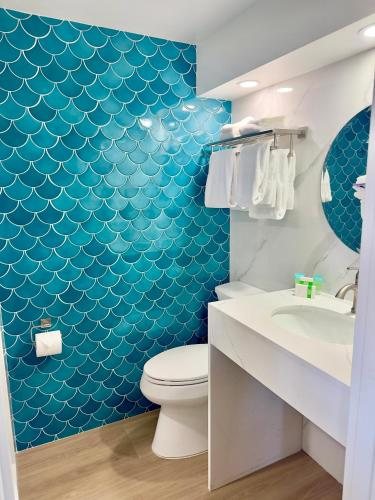 Ragged Edge Resort Marina — Bathroom