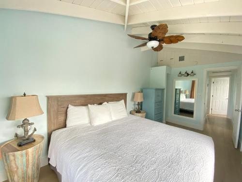 Ragged Edge Resort Marina — Guest room