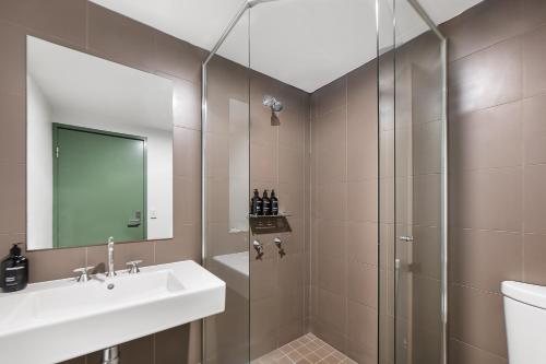 Railway Square YHA — Bathroom