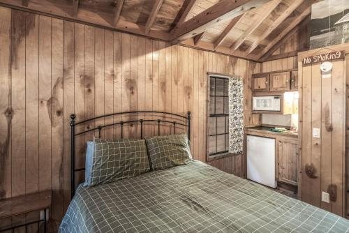 Rainbow Lake Cabin RV — Guest room