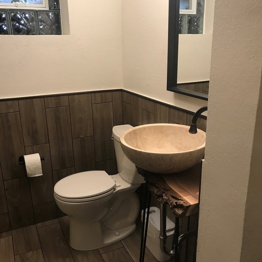 Rainbow Motel Greeley Colorado — Bathroom