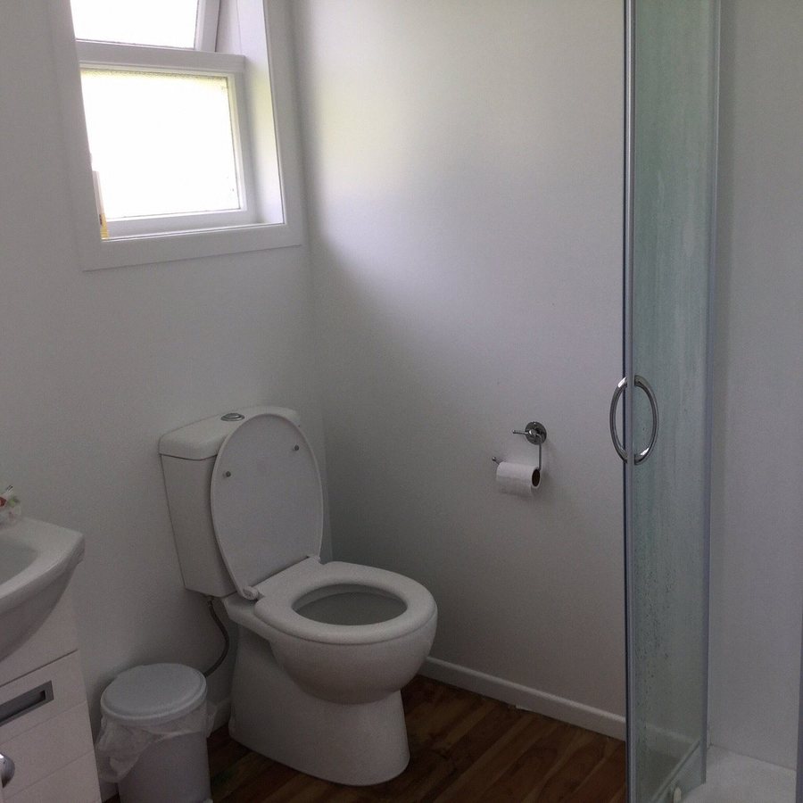 Rainbow Motel — Bathroom