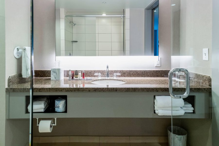 Raleigh Marriott City Center — Bathroom