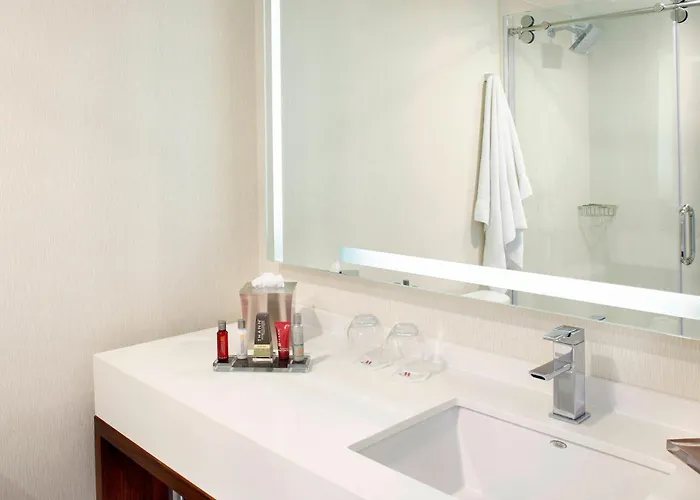 Raleigh Marriott Crabtree Valley — Bathroom