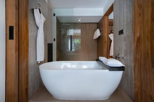 Rama Beach Resort and Villas — Bathroom