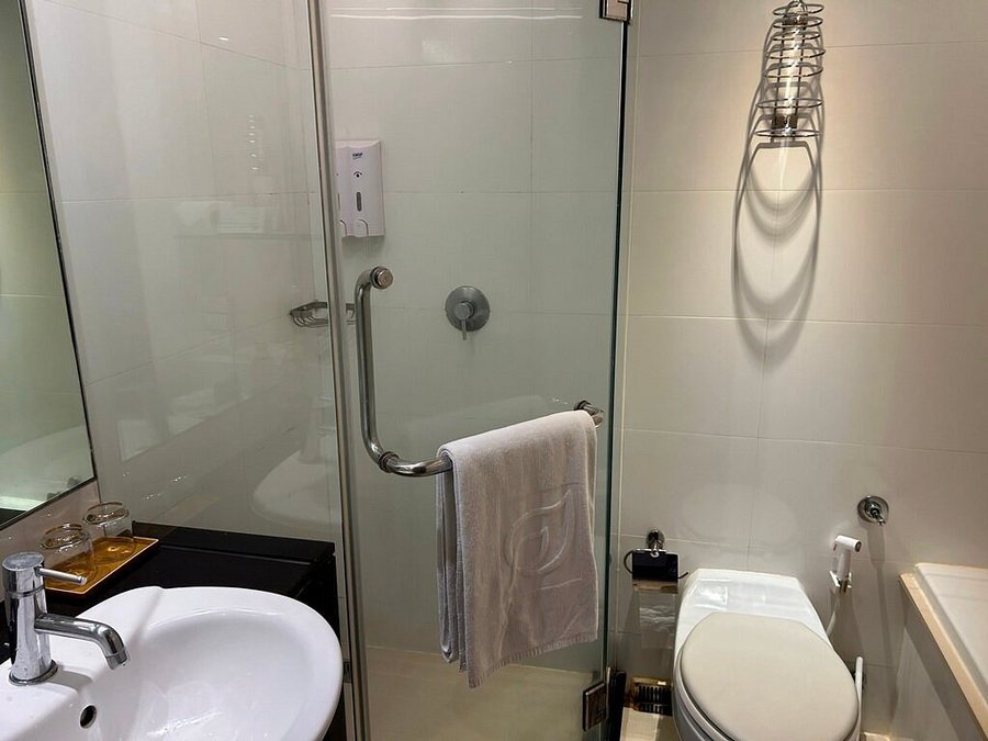 Rama Gardens Hotel Bangkok — Bathroom