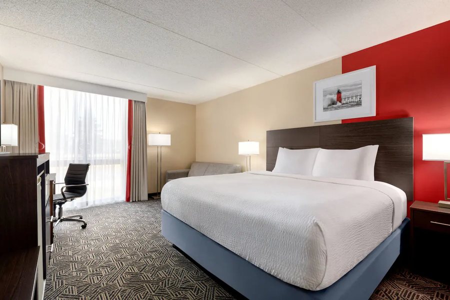 Ramada by Wyndham Alpena Hotel Conference Center — Guest room