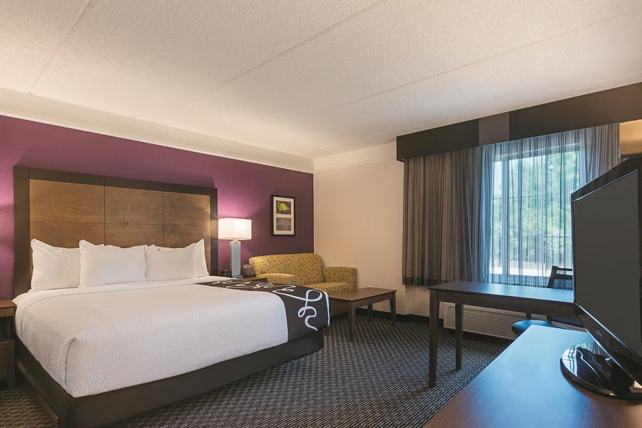 Ramada by Wyndham Alpharetta Atlanta North — Guest room