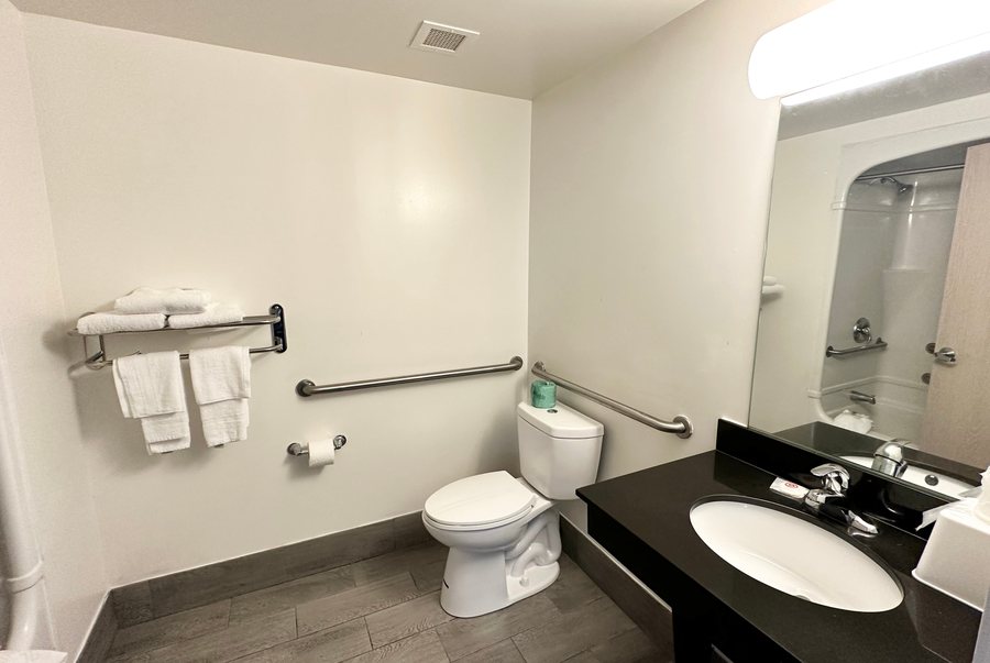 Ramada by Wyndham Altamonte Springs — Bathroom