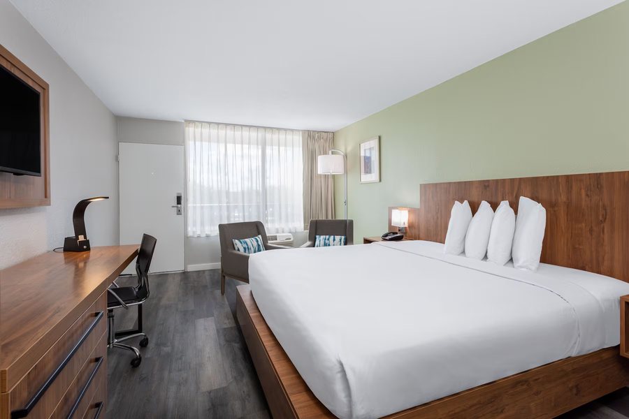 Ramada by Wyndham Altamonte Springs — Guest room