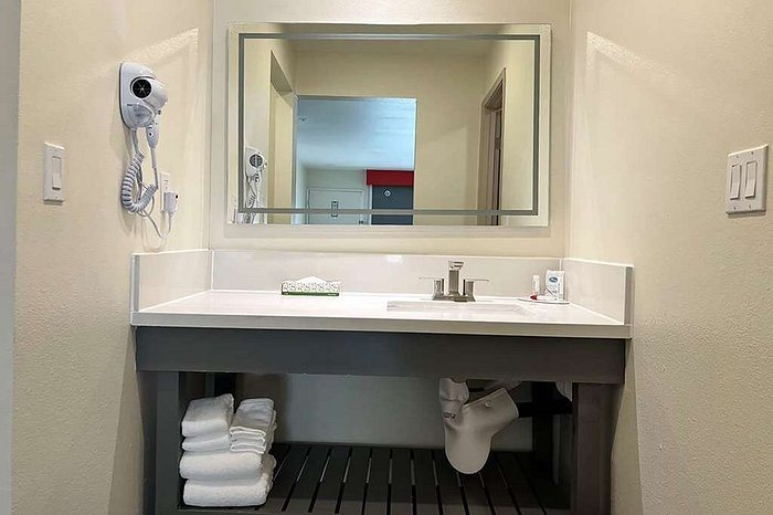 Ramada by Wyndham Anaheim Convention Center — Bathroom