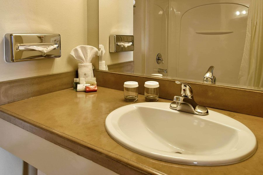 Ramada by Wyndham Anchorage — Bathroom