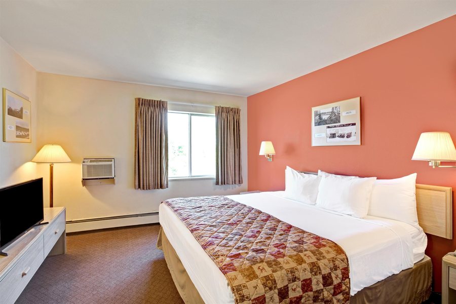 Ramada by Wyndham Anchorage — Guest room