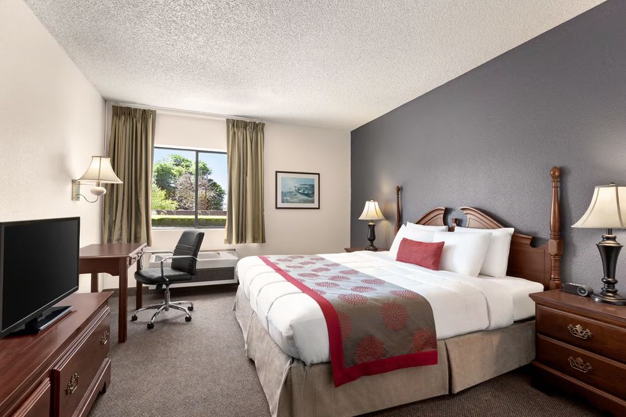 Ramada by Wyndham Arcata — Guest room
