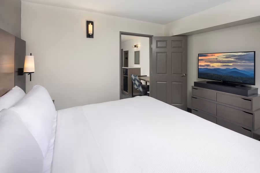 Ramada by Wyndham Asheville Near Downtown — Guest room