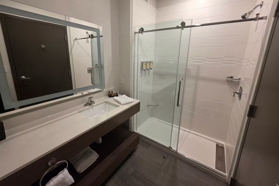 Ramada by Wyndham Austin South — Bathroom
