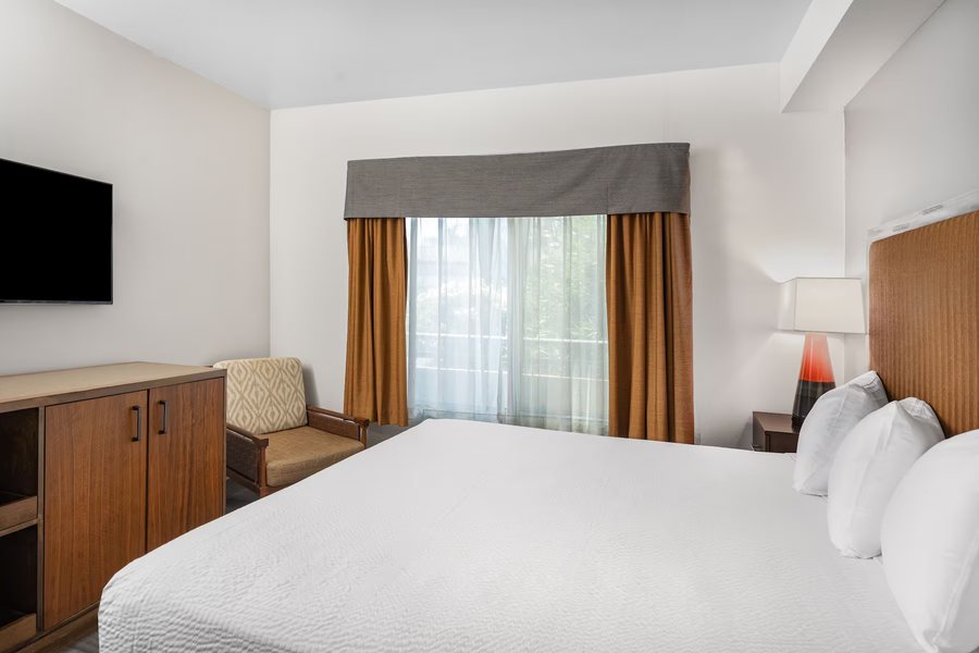Ramada by Wyndham Bakersfield — Guest room