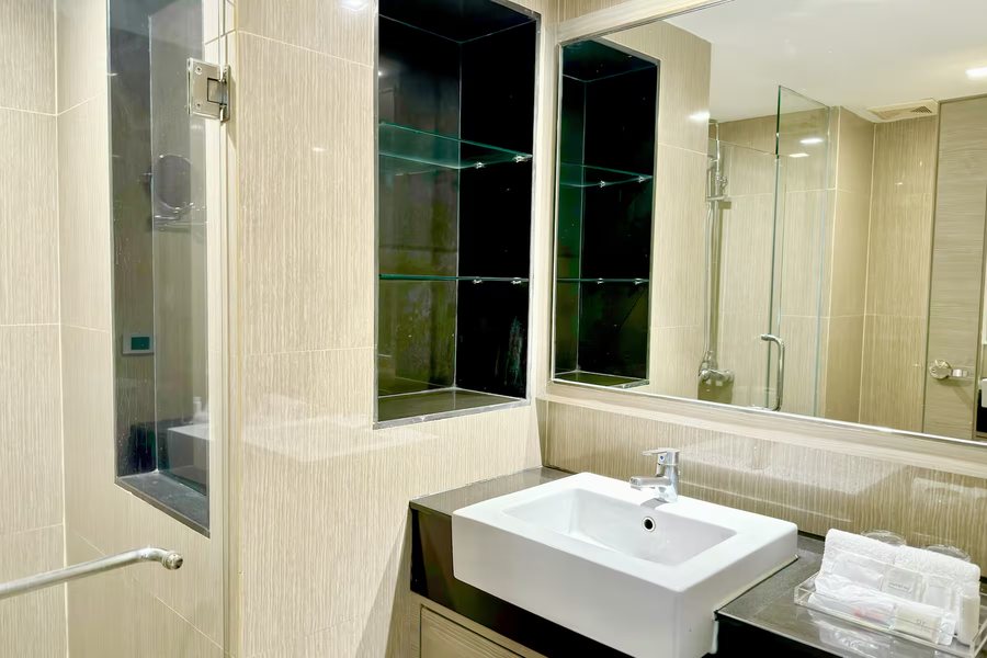 Ramada by Wyndham Bangkok Ten Ekamai Residences — Bathroom