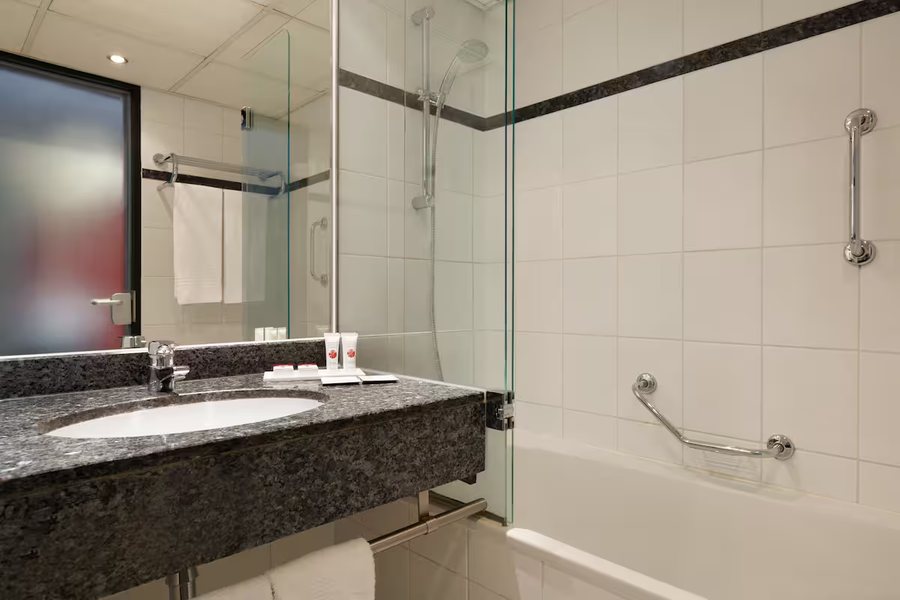 Ramada by Wyndham Birmingham Airport — Bathroom