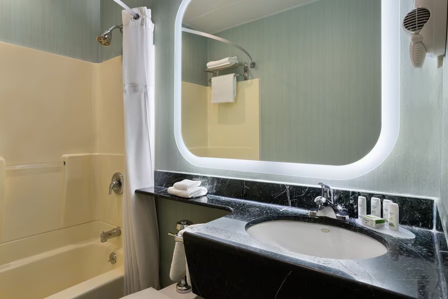 Ramada by Wyndham Bronx — Bathroom