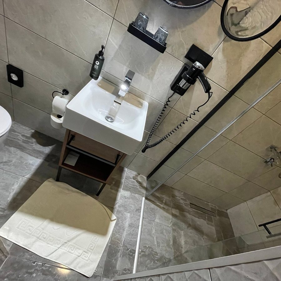 Ramada by Wyndham Budapest City Center — Bathroom