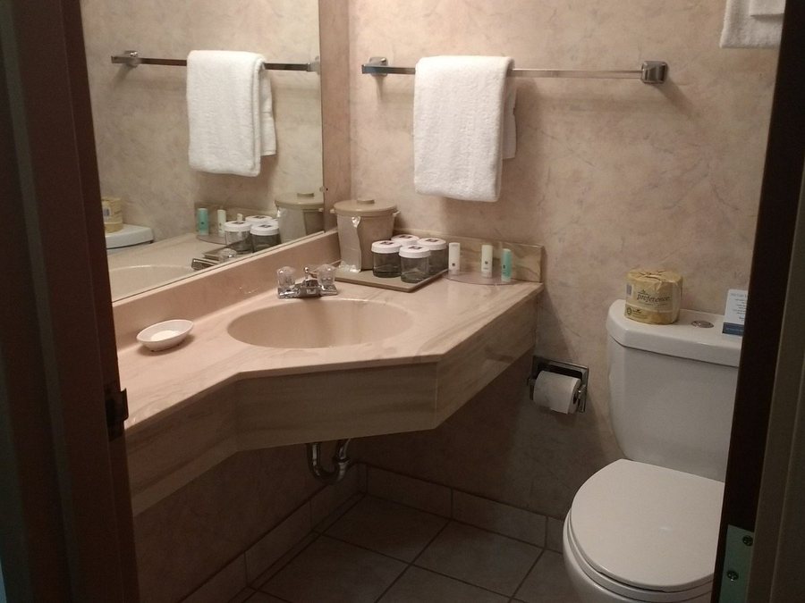 Ramada by Wyndham Cedar Rapids South — Bathroom