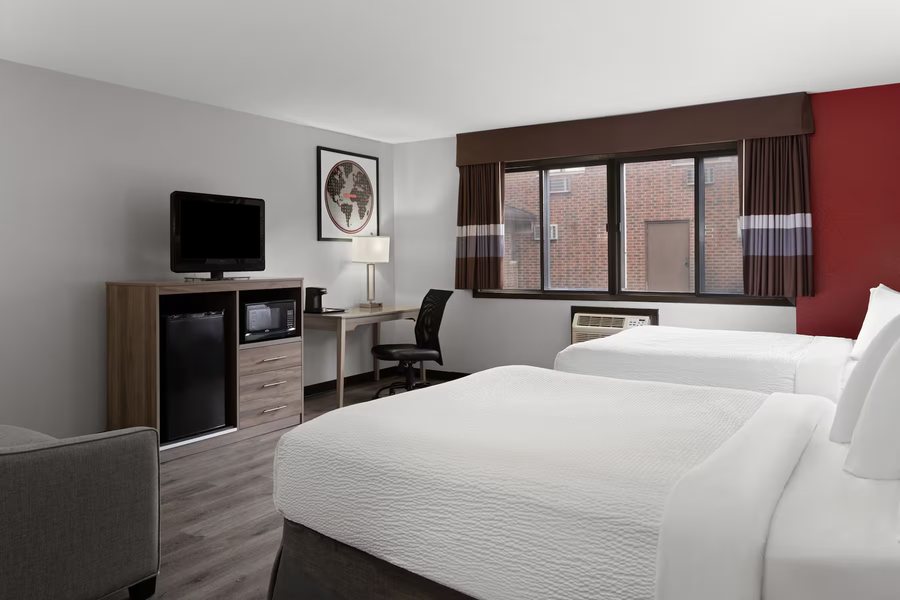 Ramada by Wyndham Cedar Rapids South — Guest room