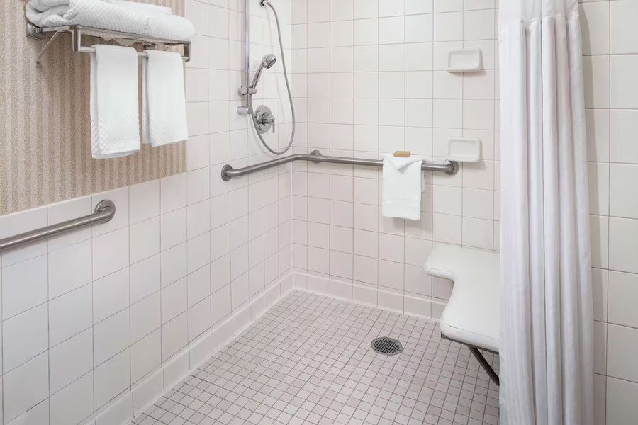Ramada by Wyndham Cleveland Independence — Bathroom