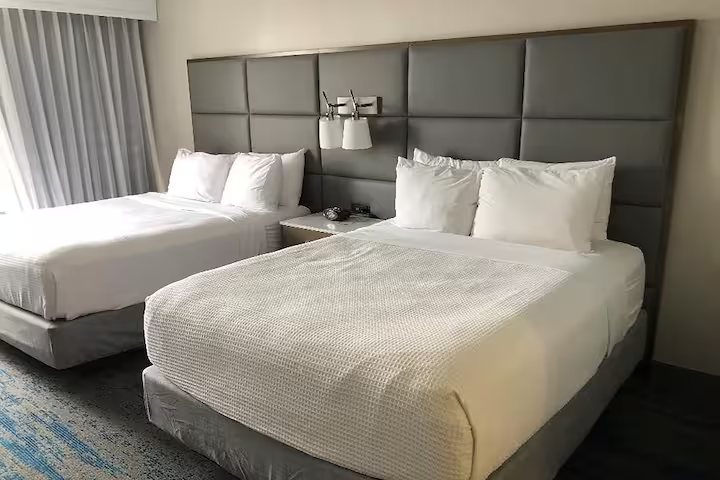 Ramada by Wyndham Cleveland Independence — Guest room