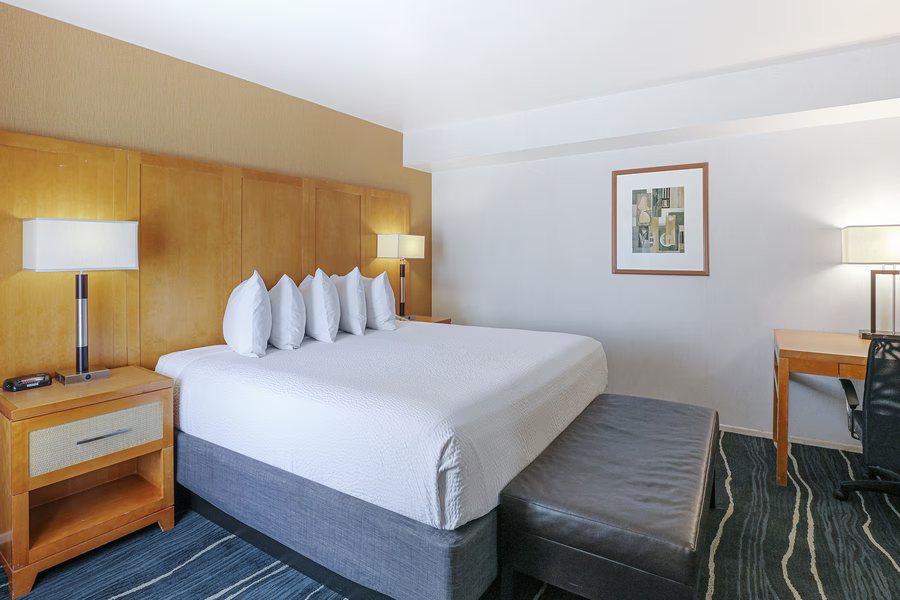 Ramada by Wyndham Costa Mesa Newport Beach — Guest room