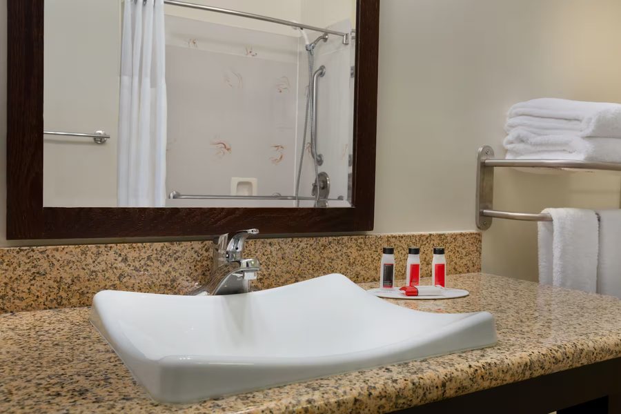 Ramada by Wyndham Cumberland Downtown — Bathroom