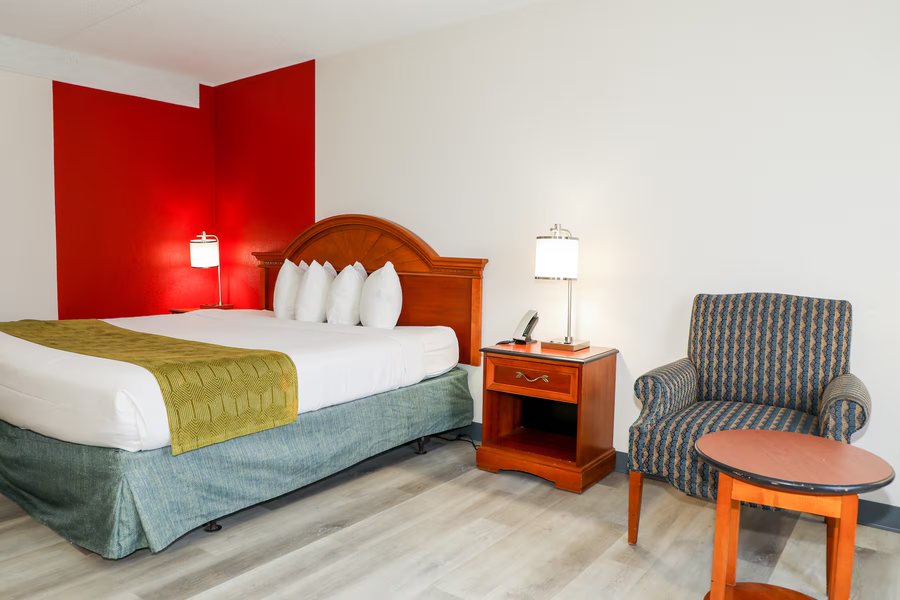 Ramada by Wyndham Cumberland Downtown — Guest room
