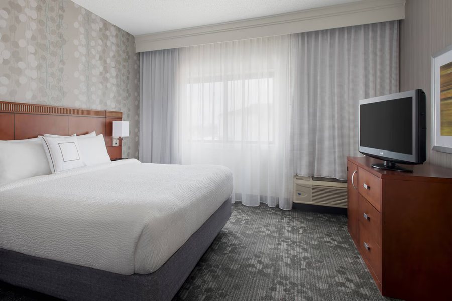 Ramada by Wyndham East Syracuse Carrier Circle — Guest room