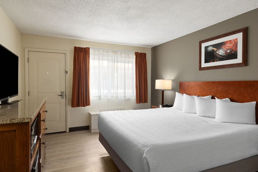 Ramada by Wyndham Elko Hotel at Stockmen s Casino — Guest room