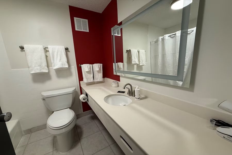 Ramada by Wyndham Fishkill — Bathroom