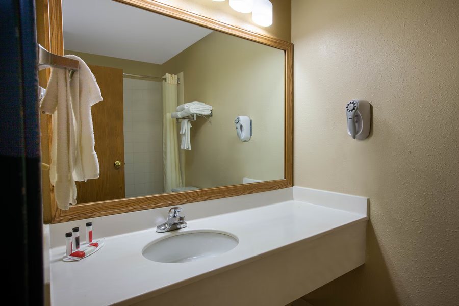 Ramada by Wyndham Franklin Cool Springs — Bathroom